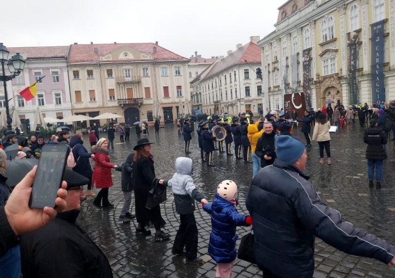 Hora Unirii In Piata Unirii Din Timisoara Pe O Ploaie Rece Banatenii